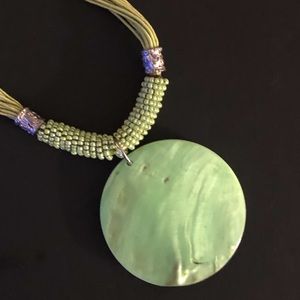 🌸VTG Multi Strand Green Beaded Mother of Pearl Pendant Cord Necklace